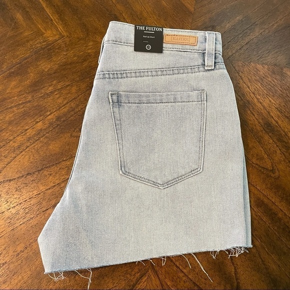 BLANK NYC Fulton Roll Up Short in light wash - Picture 4 of 5